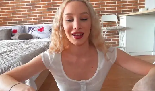 Russian blonde after getting into a pose with cancer got a home fuck...
