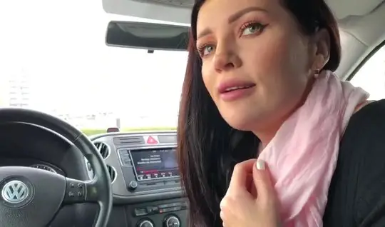 In the car, the girl opened her mouth and made a blowjob, getting a lo...