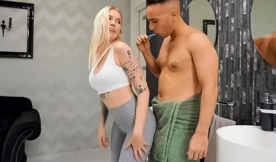 Tattooed blonde ass in leggings rubs against the cock of a muscular gu...
