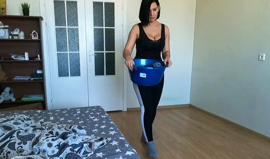 Mom in leggings and a T-shirt substitutes juicy slits for home bang