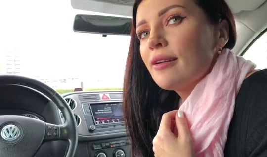 In the car, the girl opened her mouth and made a blowjob, getting a lot of sperm in her mouth